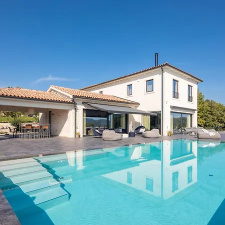 Villa Cypress Hill *