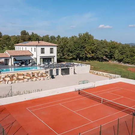 Villa Cypress Hill